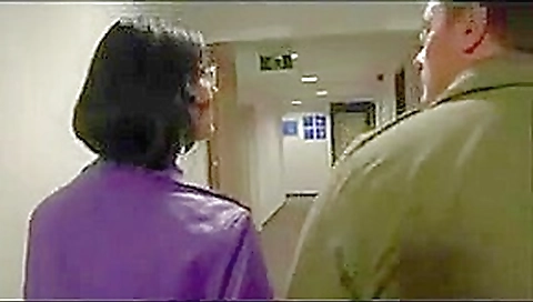Un cocu mene sa femme se faire baiser