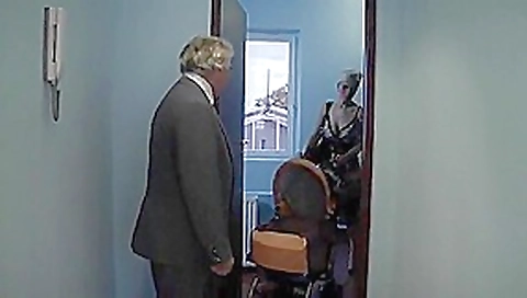 Se escapa del marido para coger con un maduro por plata Se escapa del marido para coger con un maduro por plata