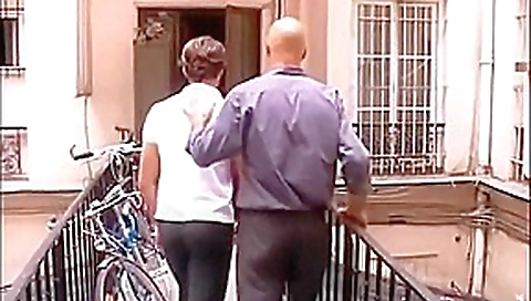 Un trio infernal de bi avec sucette et penetration inattendues Un trio infernal de bi avec sucette et penetration inattendues