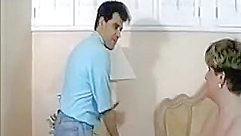 Une grosse dame mure baise un ouvrier dans sa chambre d'hotel Une grosse dame mure baise un ouvrier dans sa chambre d'hotel
