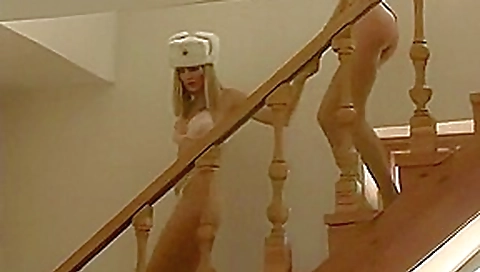Un mec eclate bien avec deux blondes bisexuelles Un mec eclate bien avec deux blondes bisexuelles