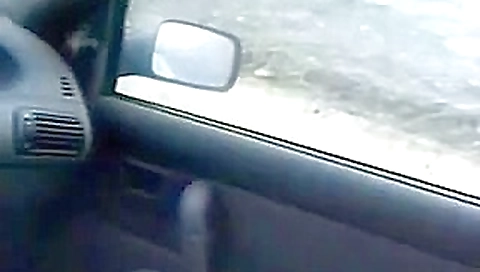 Coppia italiana in auto lui cornuto Coppia italiana in auto lui cornuto
